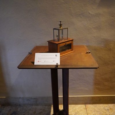 Collezioni di Strumenti di Fisica: Elettrometro Zamboni con pila a secco – 1834