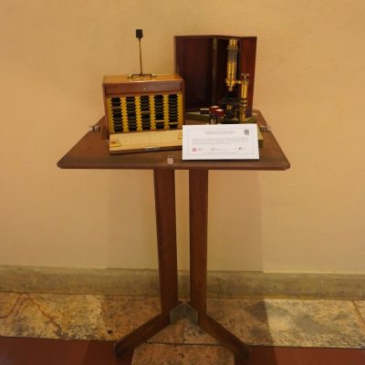 Museo di Strumentaria medica: Microscopio e cassetta didattica con  preparati istologici e patologici